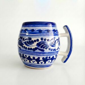 El Taller de Talavera, taza de talavera, taza artesanal mexicana, taza azul y blanca, taza tipo barril, taza pintada a mano, taza puebla, regalos mexicanos, talavera auténtica, souvenirs de México, taza para café, hecho en México, artesanías mexicanas