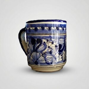 El Taller de Talavera, taza tipo tarro talavera, taza azul artesanal, cerámica poblana, taza floreada hecha a mano, regalos mexicanos, Talavera Puebla, tarro de barro pintado, taza grande artesanal