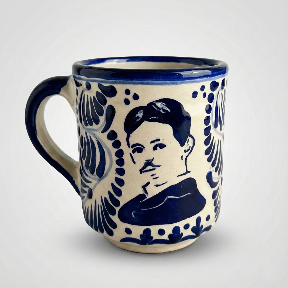 El Taller de Talavera, taza tipo tarro talavera, taza azul artesanal, cerámica poblana, taza floreada hecha a mano, regalos mexicanos, Talavera Puebla, tarro de barro pintado, taza grande artesanal